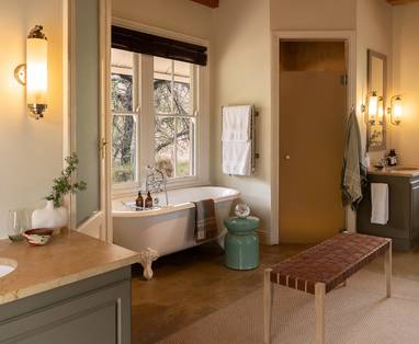 Samara-Karoo-Lodge-Karoo-Suite-bathroom-Maike-McNeill-high-res