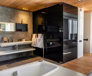 Deluxe_Suite_Bathroom