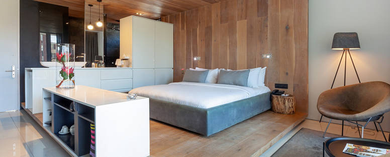 POD-Hotel-Classic-Room-and-En-Suite-Bathroom