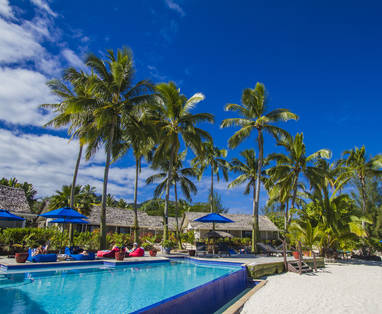 03_Pool_and_beach.gallery_image.1