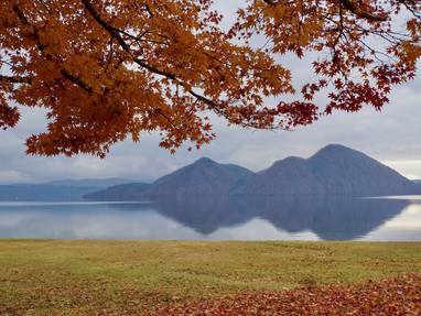 VH_Toya_meer_in_herfst_