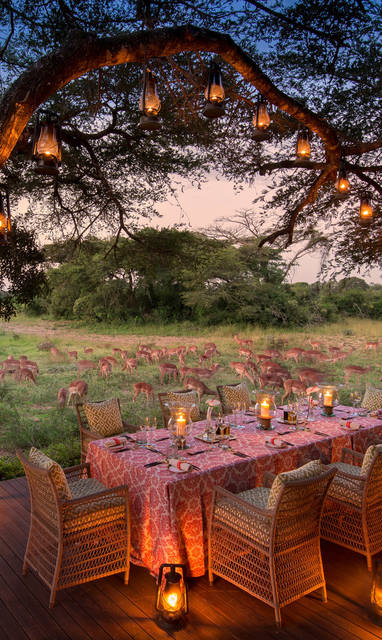 South-Africa-Phinda-Vlei-Guest-Areas-dining-on-deck-at-sunset-with-lanterns-1-High-Resolution-Width_5000px